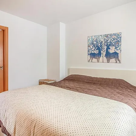 Apartment 3 Bedroom Stunning In